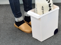 袋のまま保存米びつ5kg用(1合カップ付) 袋のまま保存米びつ5kg用(1合カップ付)
